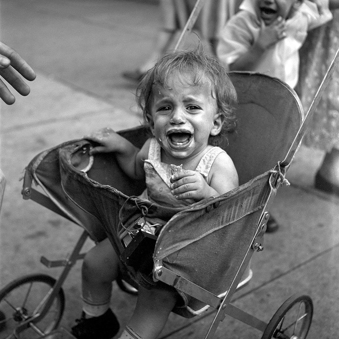 Photo of a crying child © Vivian Maier